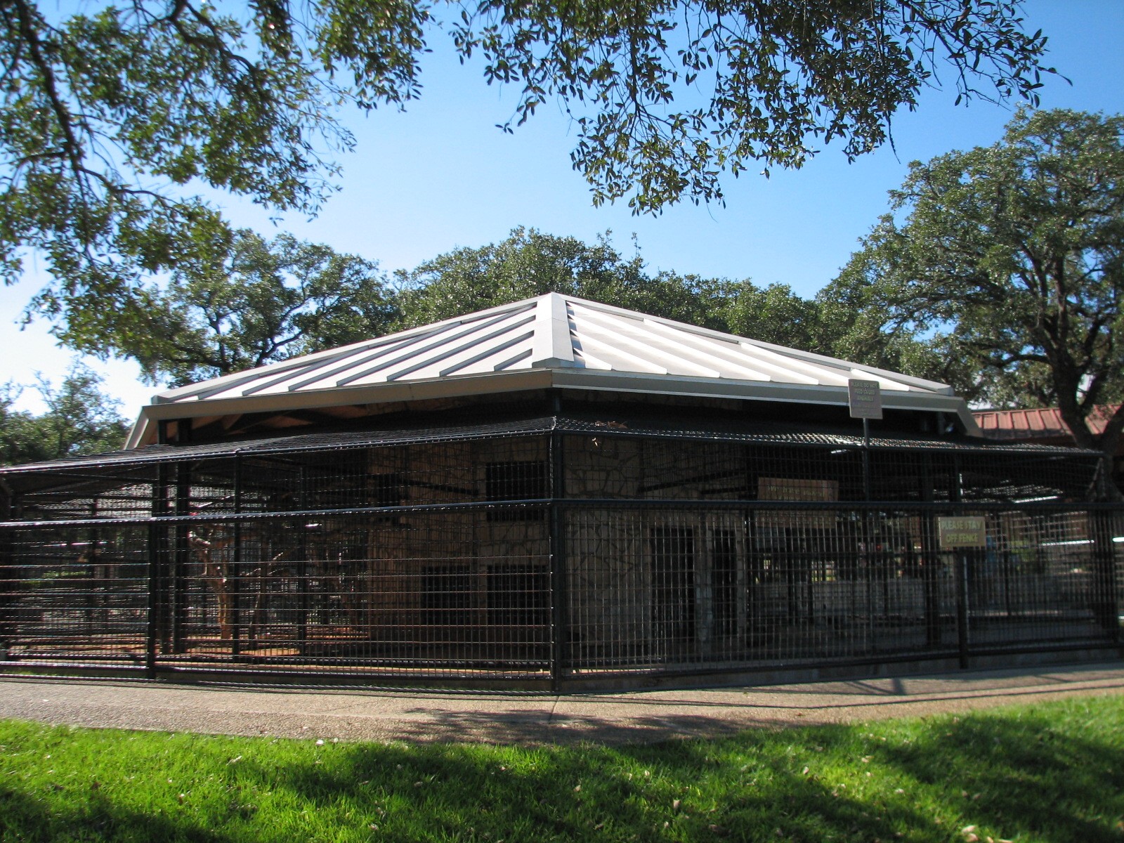 Natural Bridge Wildlife Ranch - Walk-A-Bout - Bird and Lemur Exhibits