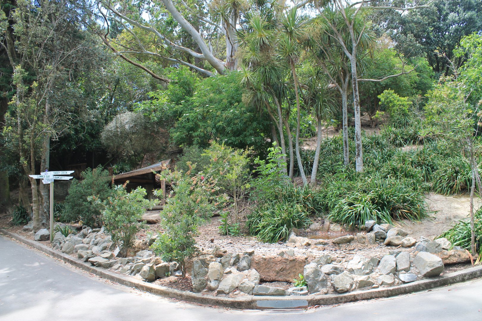 Neighbours, Australian walk-through enclosure