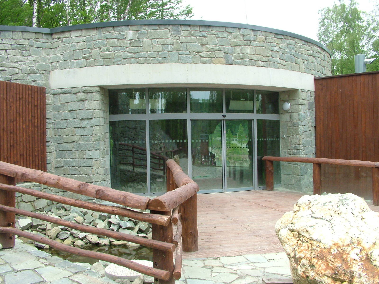 New Bear and Langur exhibit at Ostrava, 29/05/10