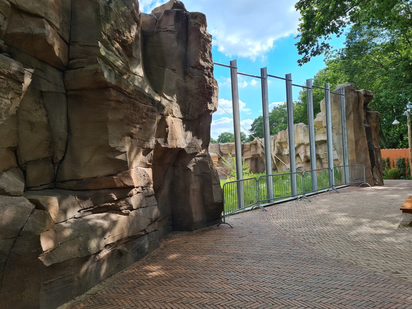 New bonobo enclosure - large viewing window