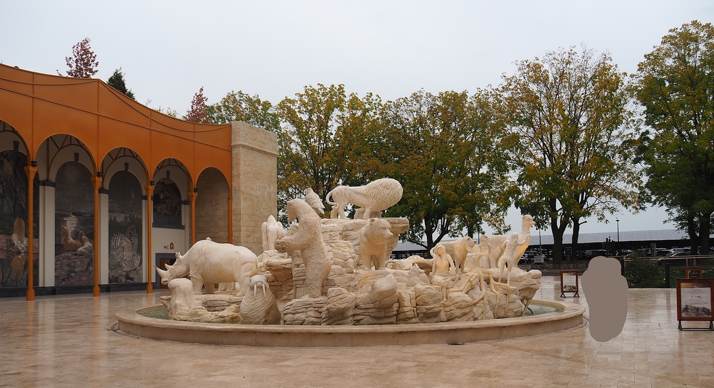 New entrance - Golden Clock Square fountain with animal statues, 2023-10-13