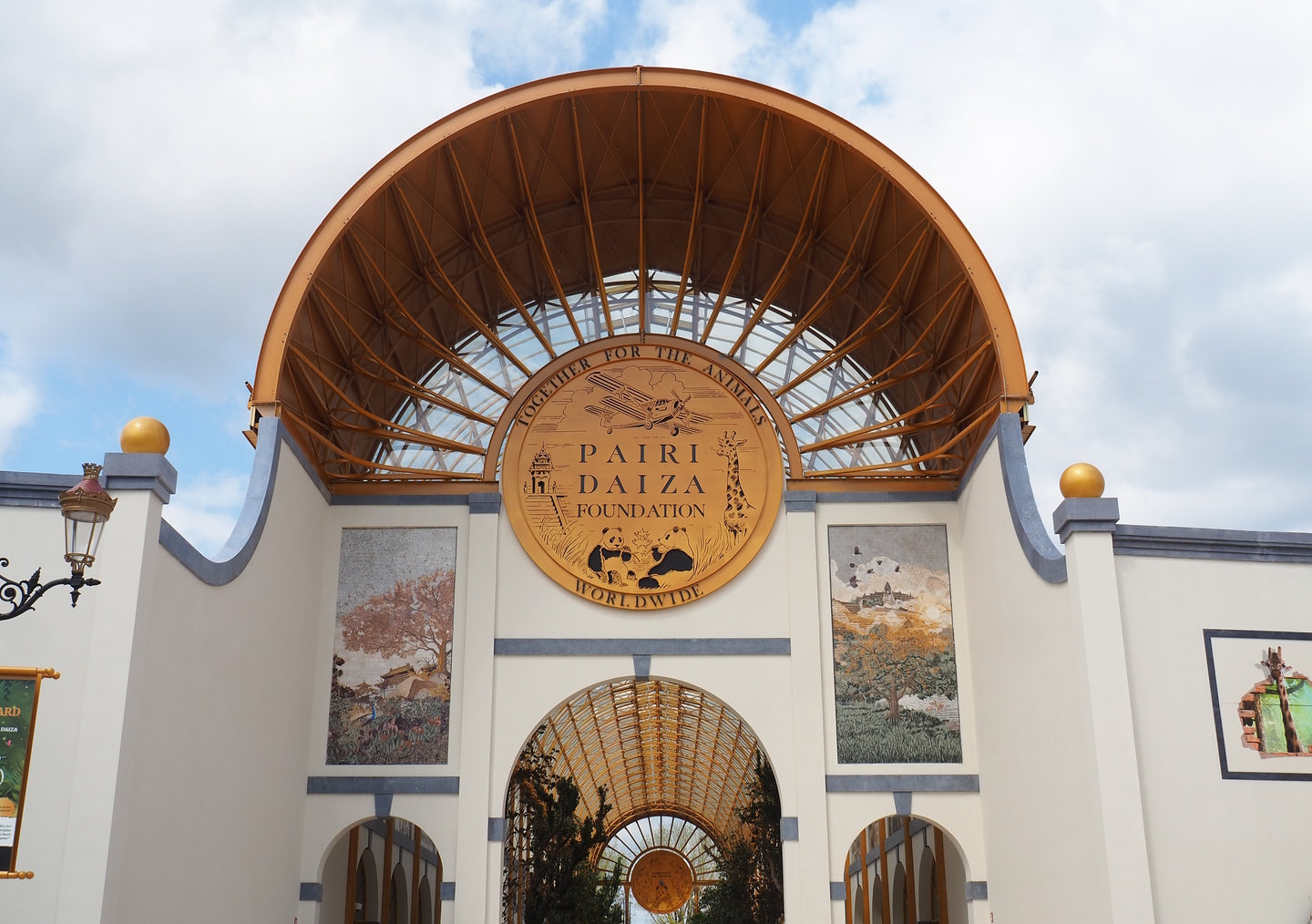 New entrance - Pairi Daiza Fountaion sign and roof of the gallery, 2023-05-16