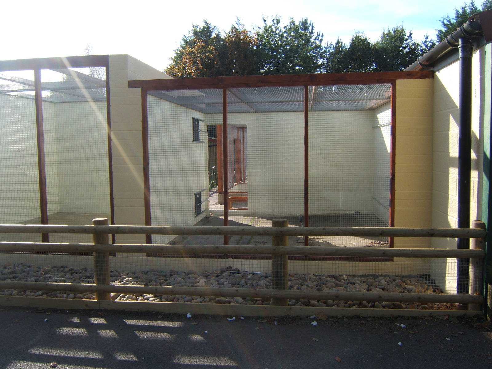 New on-show holding enclosures for Amazing Animals show