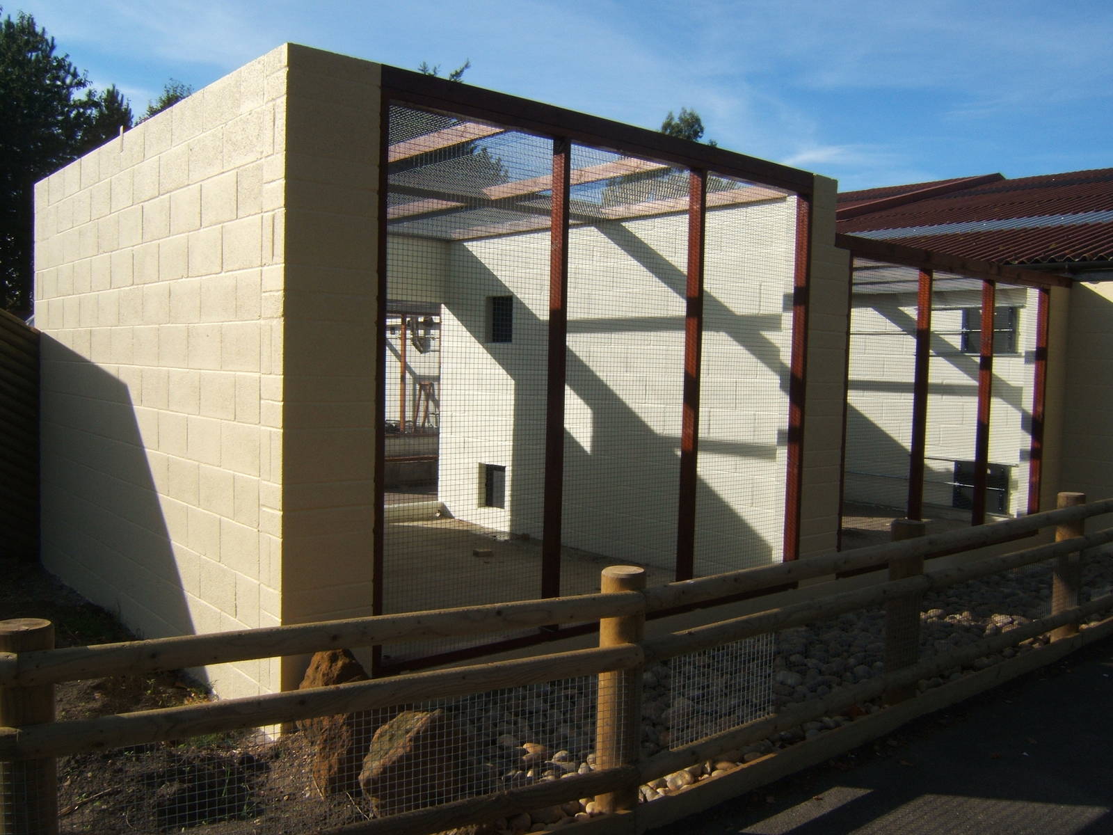 New on-show holding enclosures for Amazing Animals show