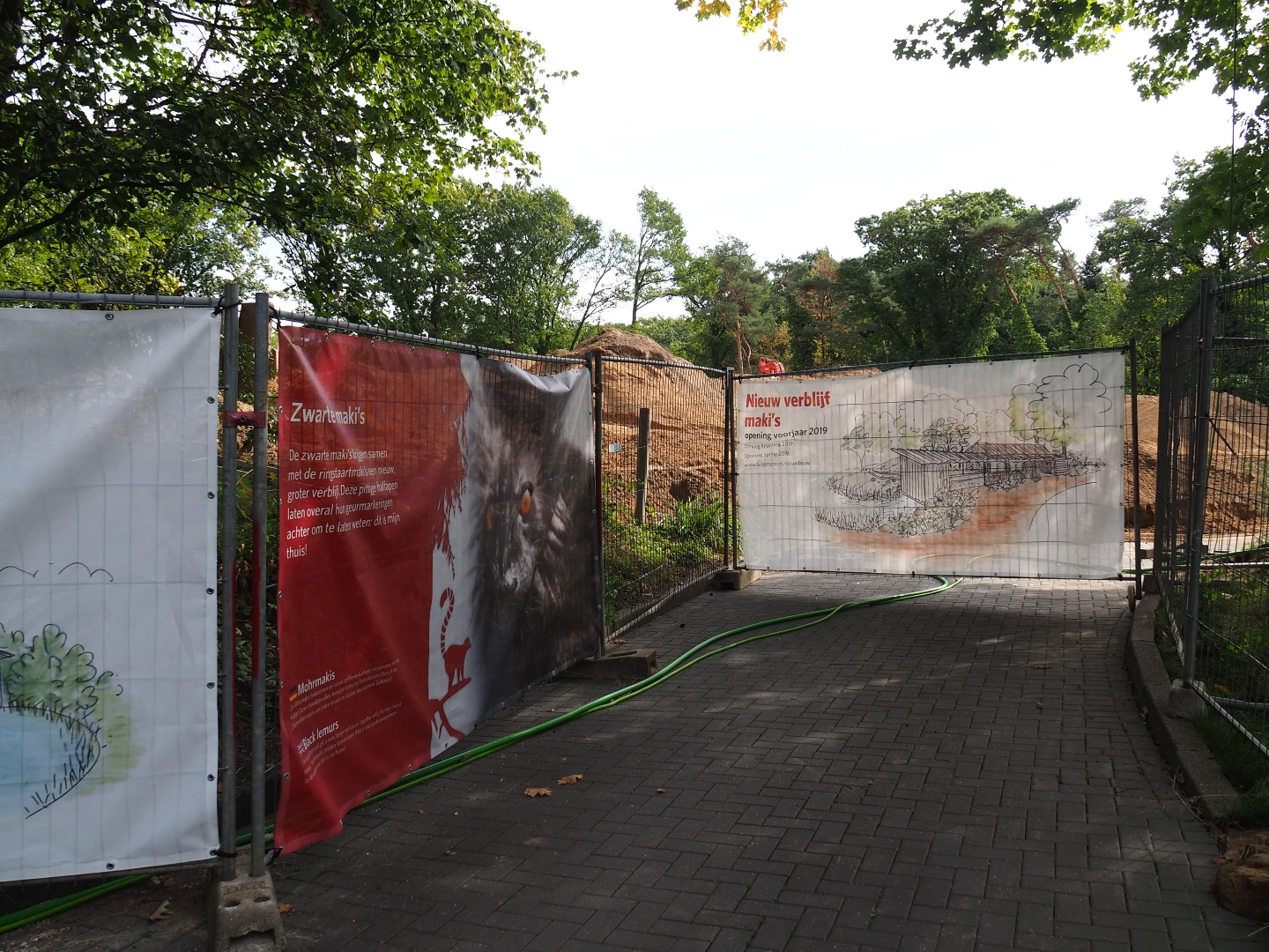 New project for 2019 signs on fencing around construction site (Sep 16th, 2018)