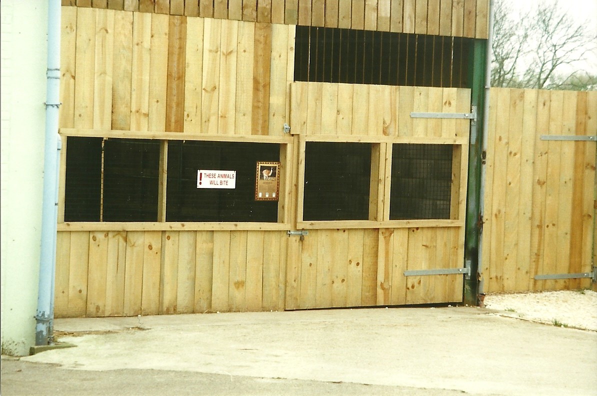 New shelter at rear of Sealion Centre 29th April 2000