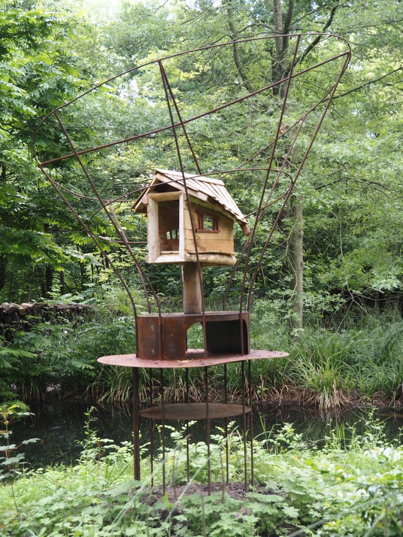 New tamarin feeder on South American monkey island, 2024-05-28