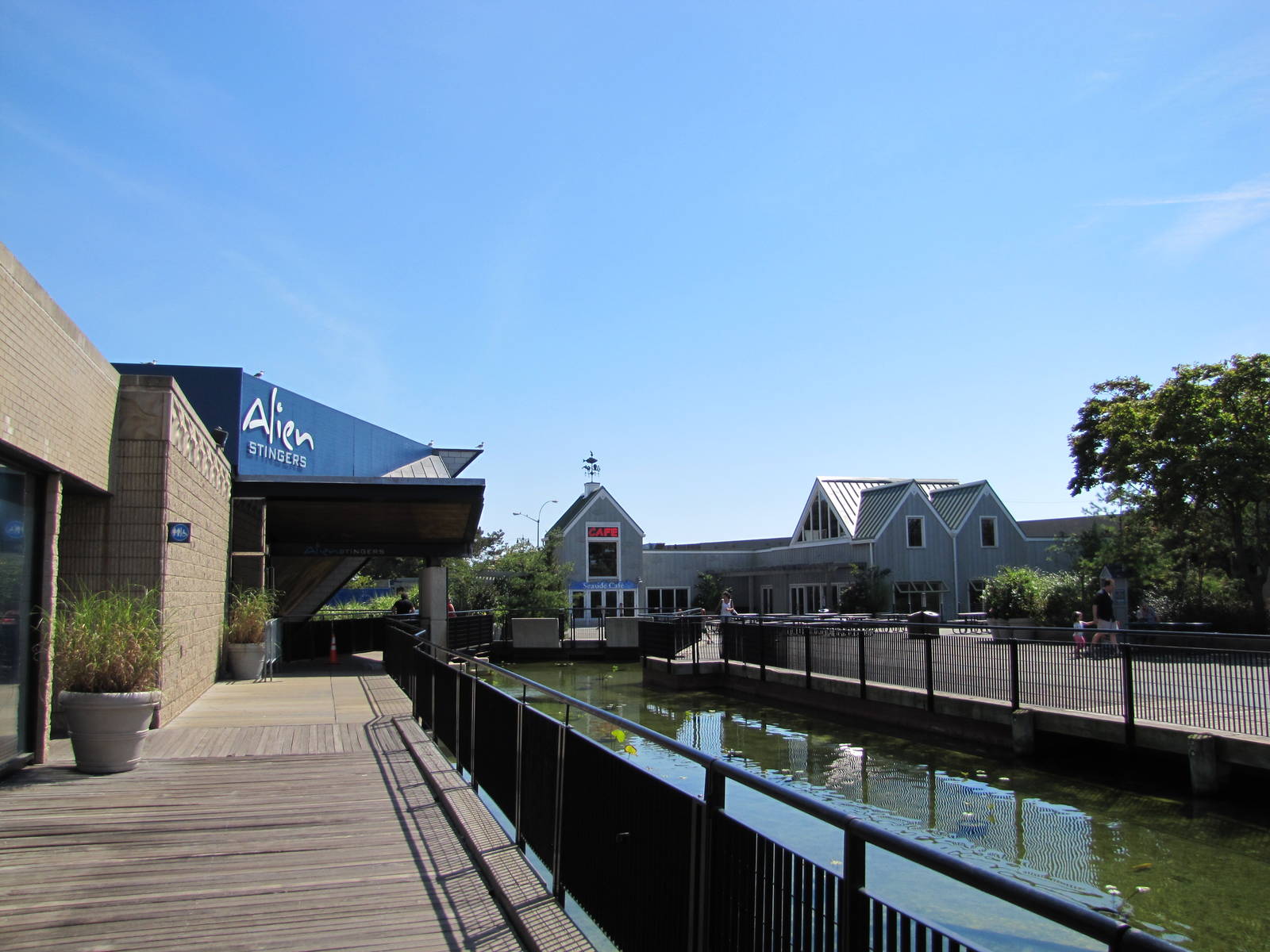 New York Aquarium 2010 - Alien Stingers building and view towards Restauran