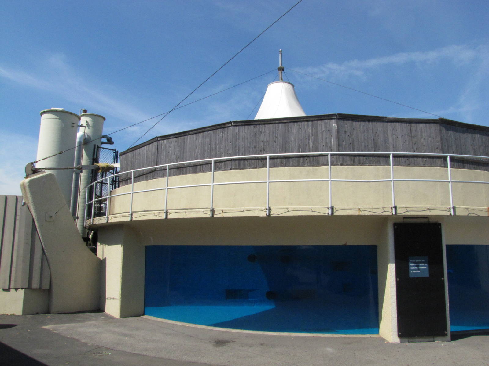 New York Aquarium 2010 - Left front of former Beluga exhibit