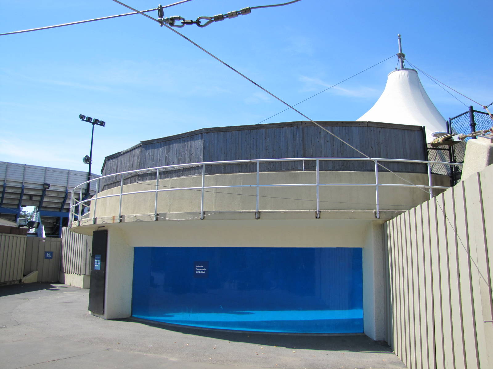 New York Aquarium 2010 - Right front of former Beluga exhibit