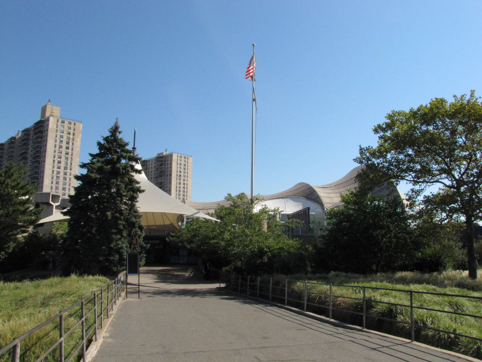 New York Aquarium 2010 - View towards main gate
