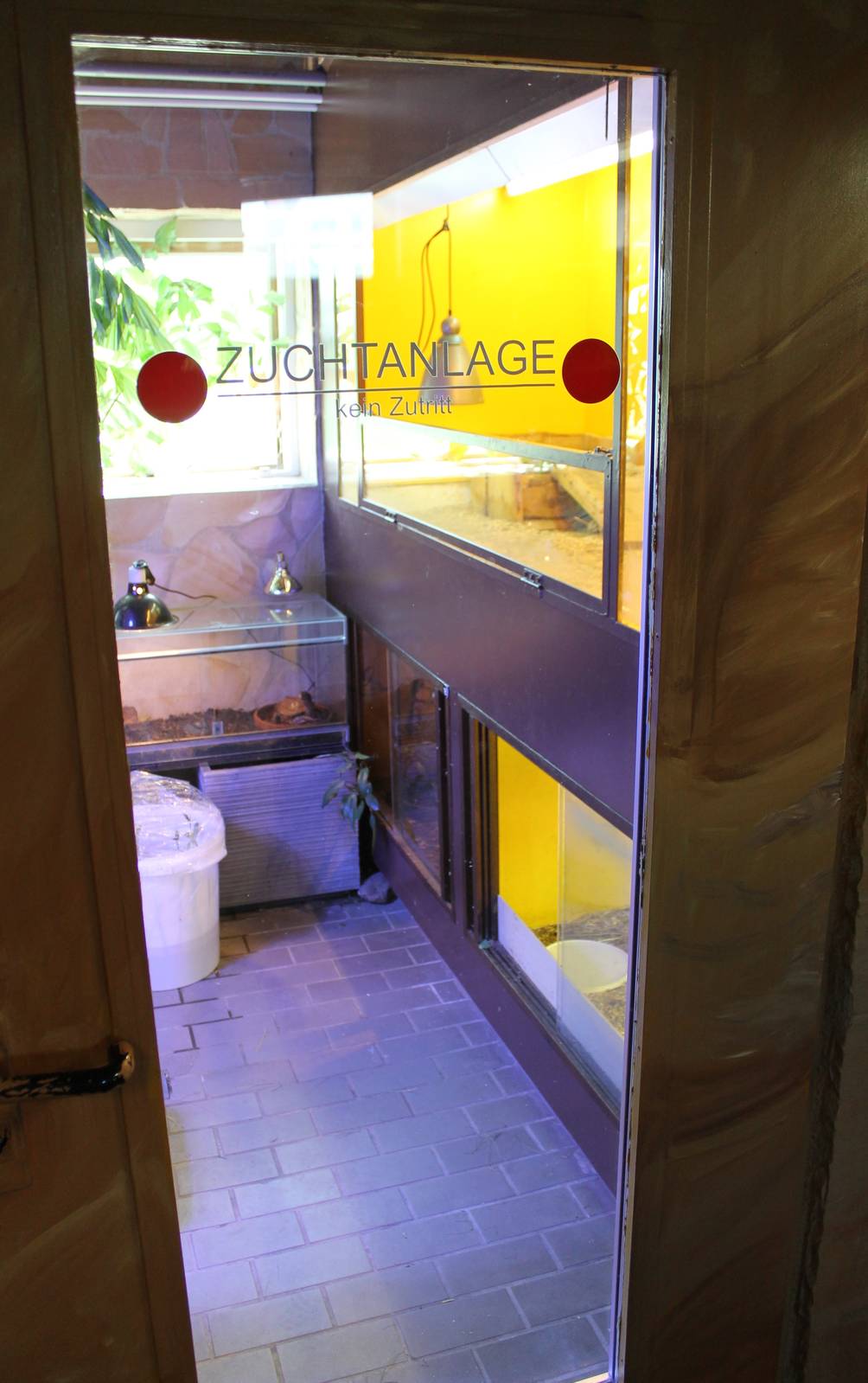 Non-public breeding room