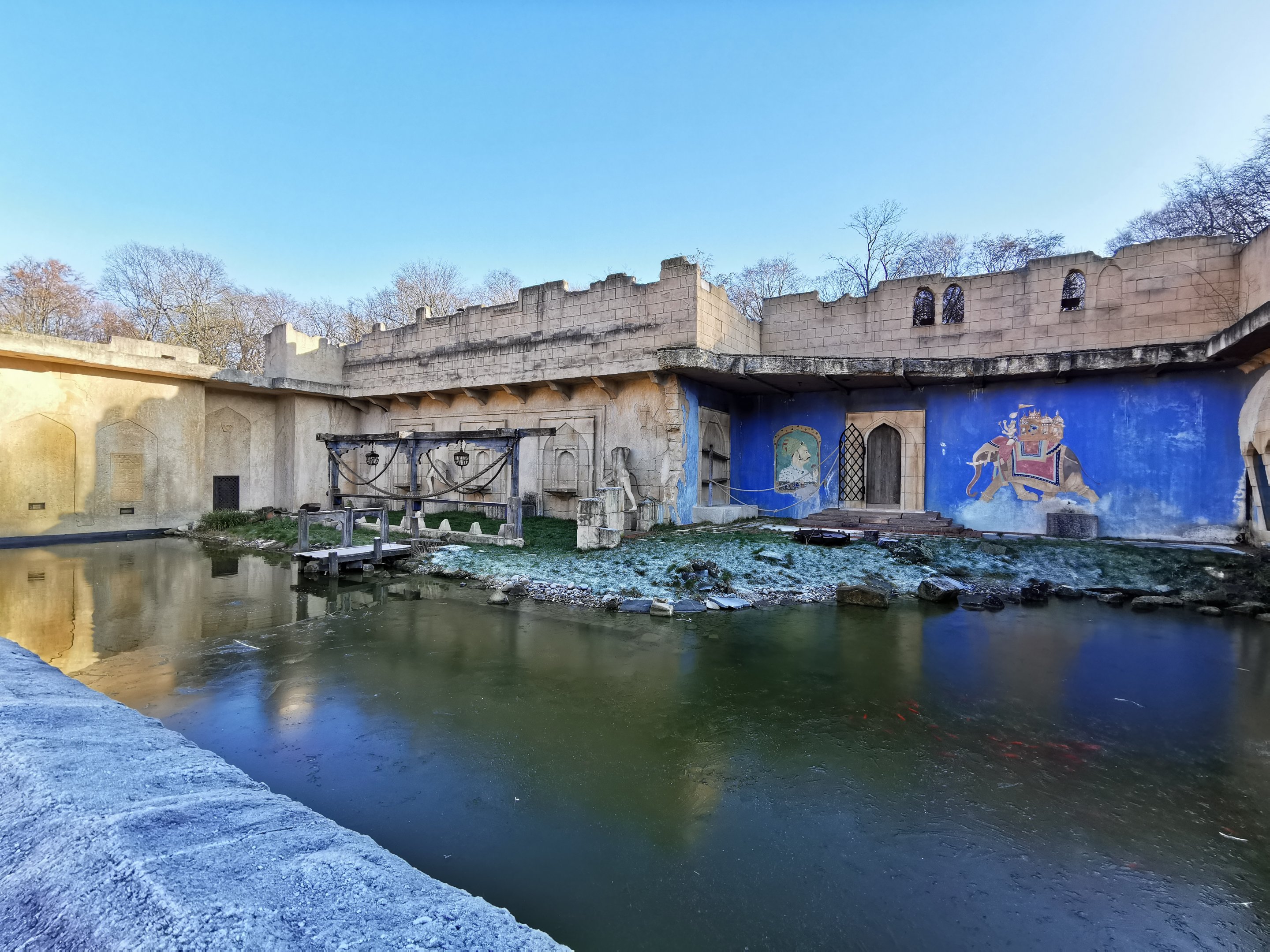 Northern plains gray langur enclosure - "Indischen Dschungelpalast"