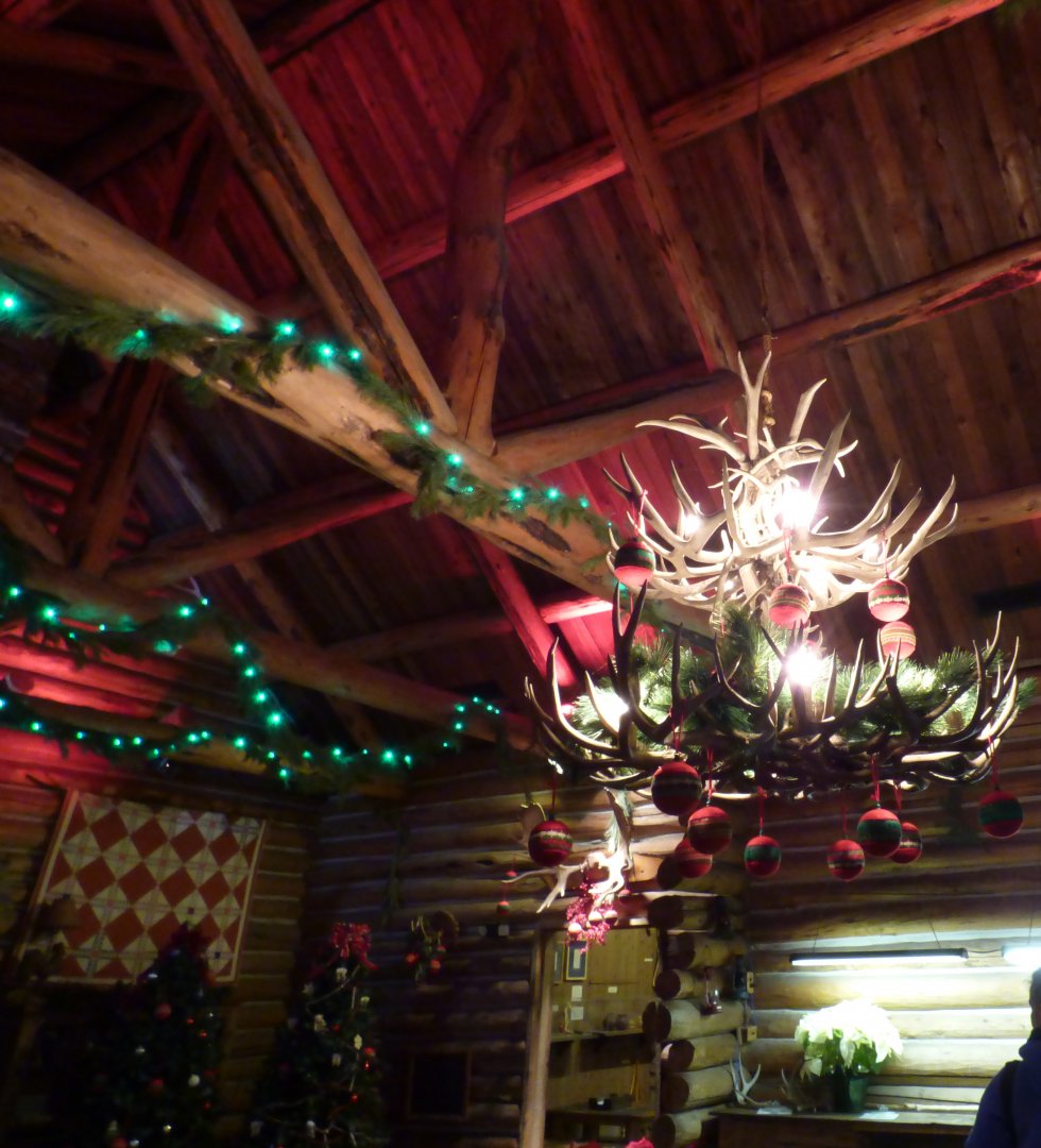 Northern Trek - Holiday Decorations in Wolf Lodge