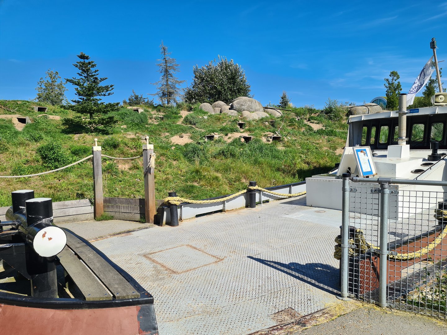 Nortica - Boat viewing platform into penguin enclosure