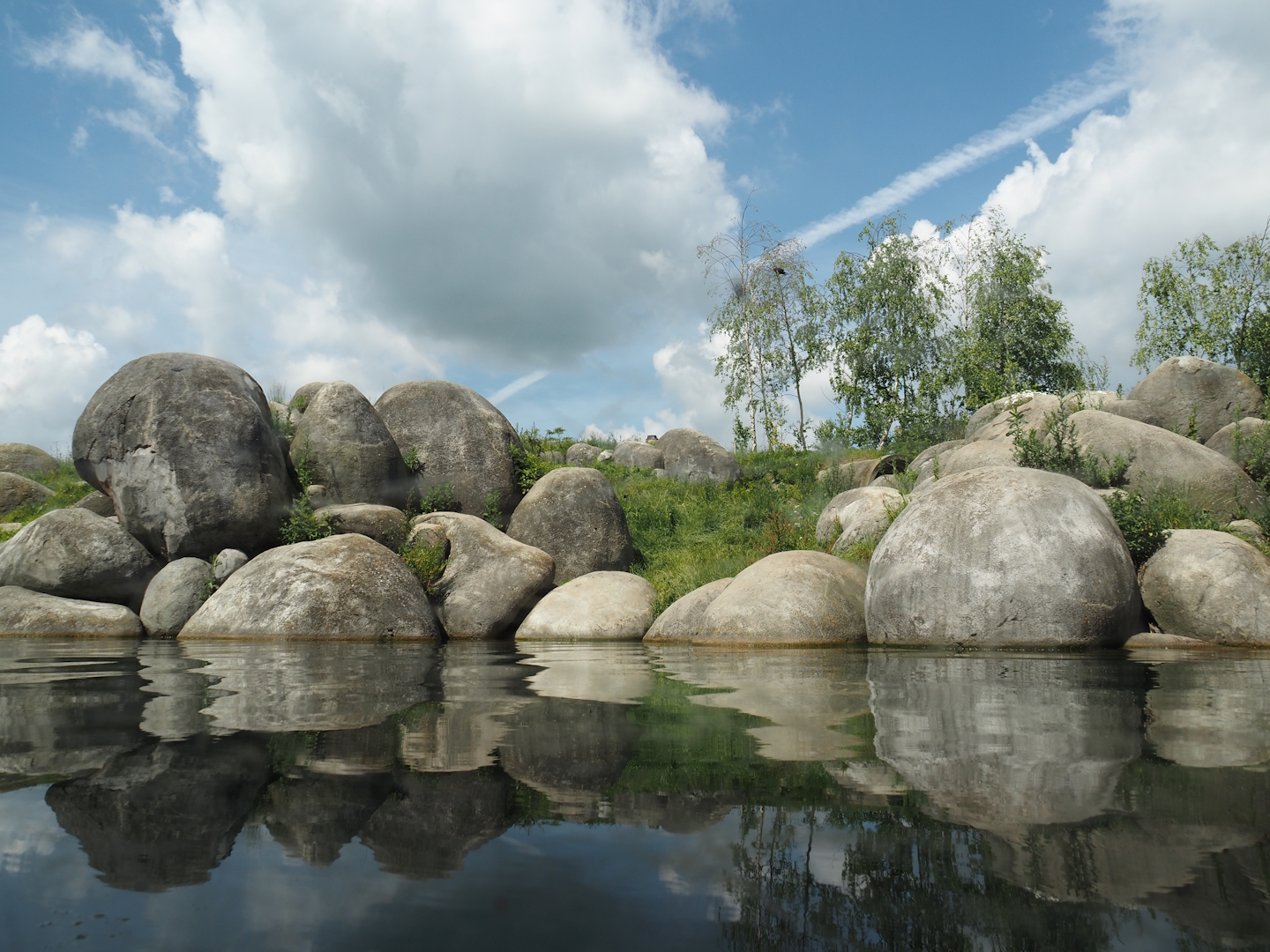 Nortica - Polar bear exhibit seen from underwater viewing area, 2024-06-23