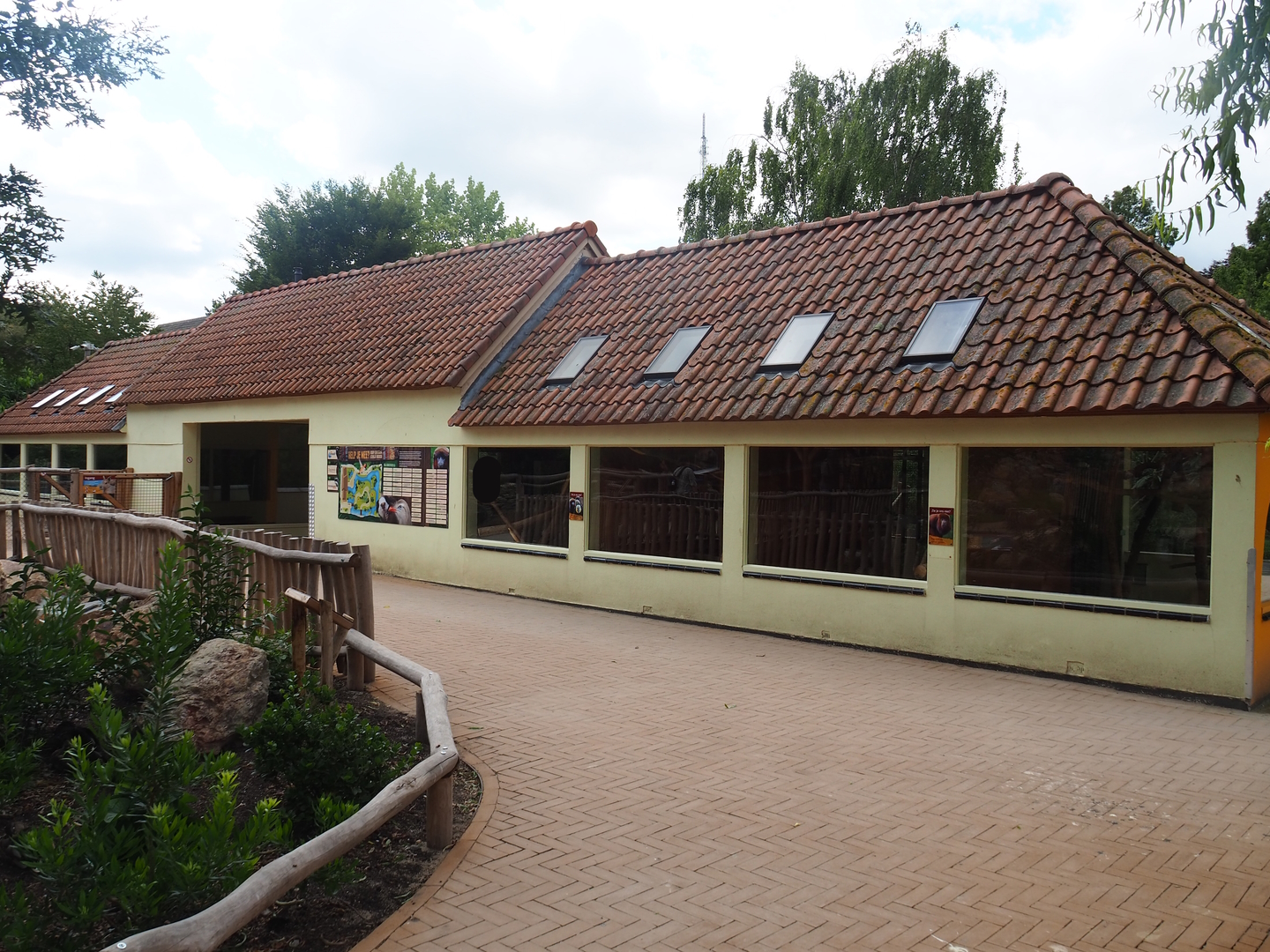 Nuboso exhibit monkeys, Elegant-crested tinamou and Patagonian mara building, 2022-08-28