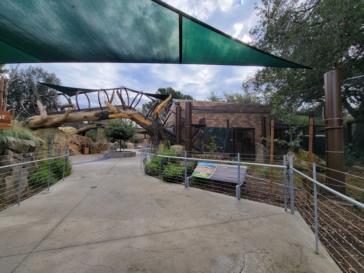 OC Zoo - Between jaguar exhibits