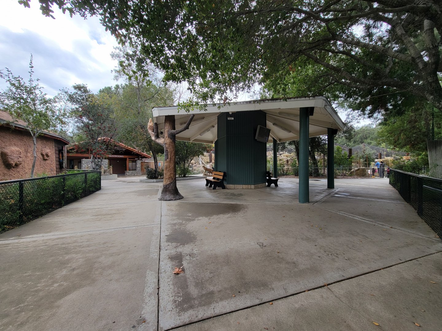 OC Zoo - Covered sitting area