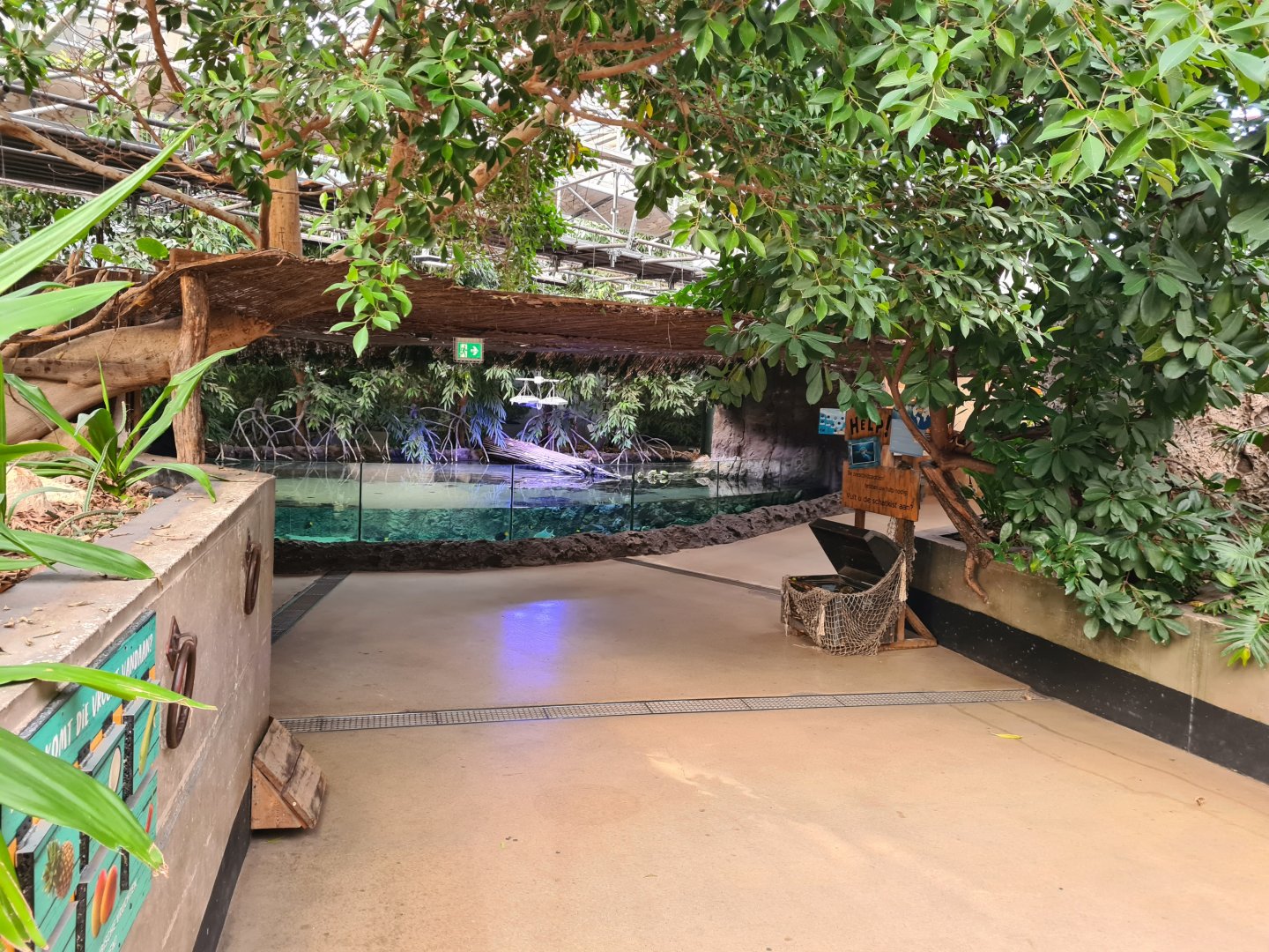 Oceanium - View back to Caribbean aquariums