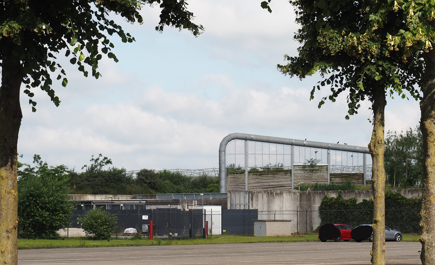 Off-show area behind the polar bear exhibit, seen from the parking lot, 2024-06-23