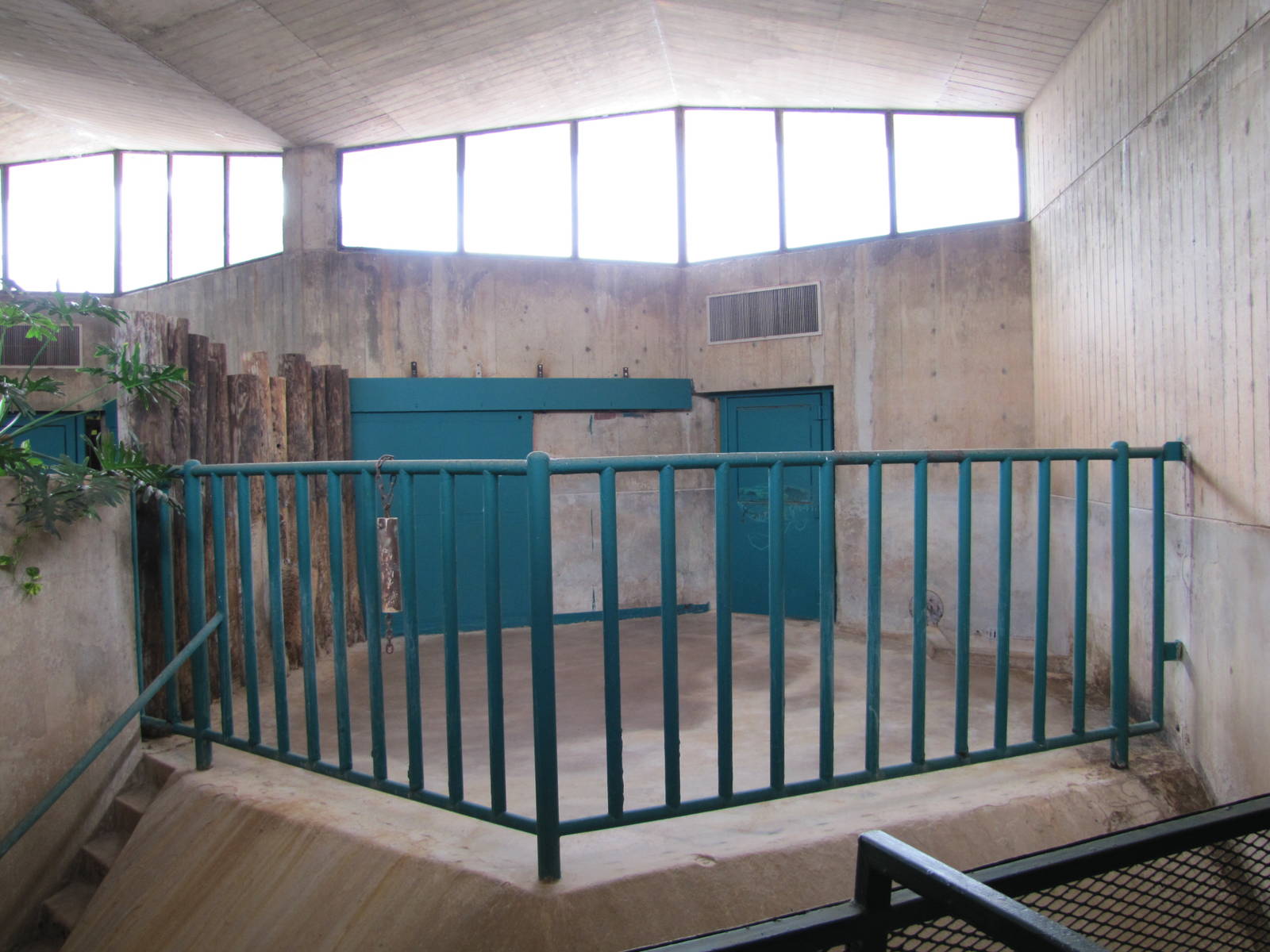 Oklahoma City Zoo 2010 - Empty stall in Pachyderm Building
