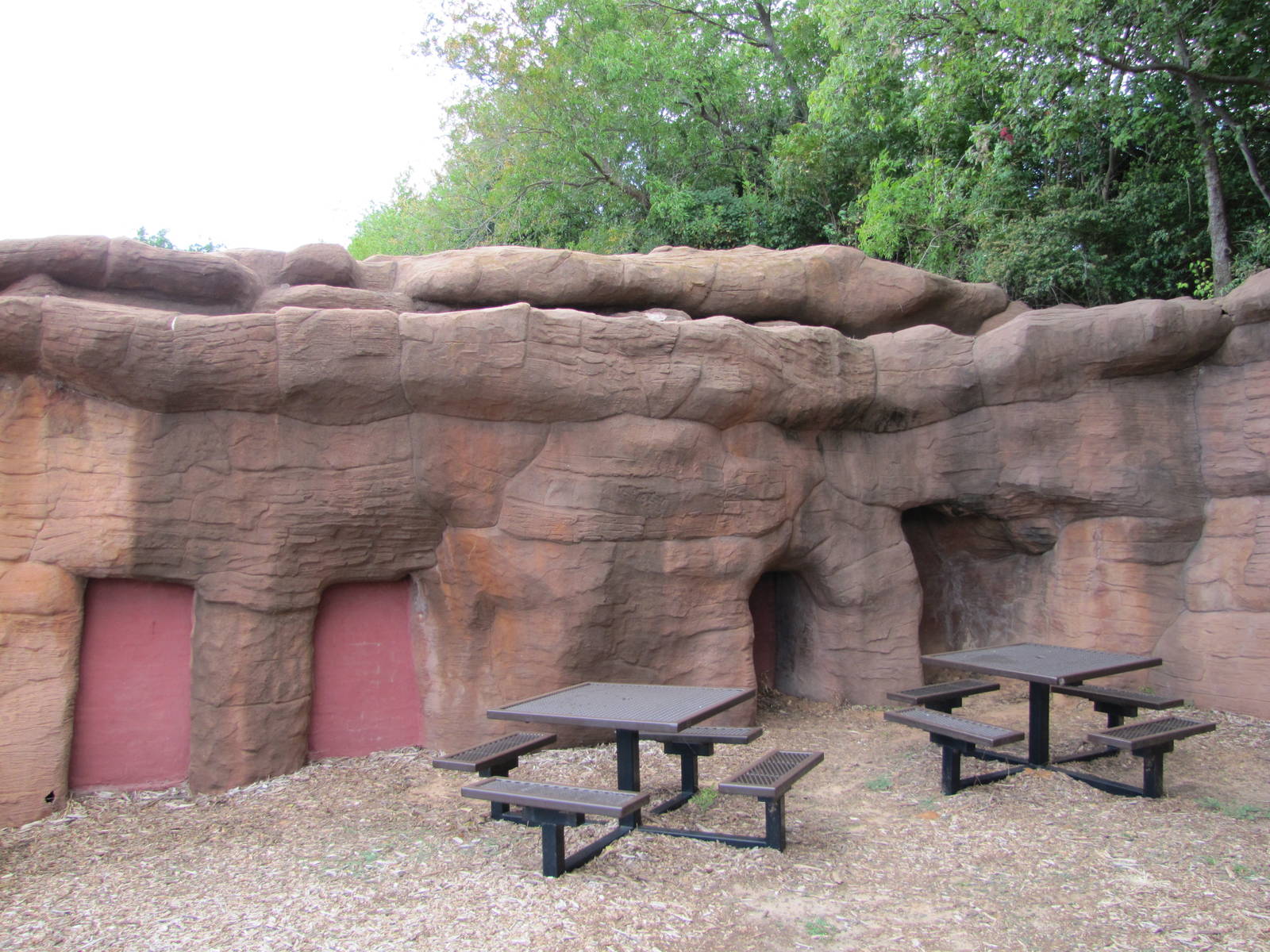 Oklahoma City Zoo 2010 - Former bear grotto and now picnic corner