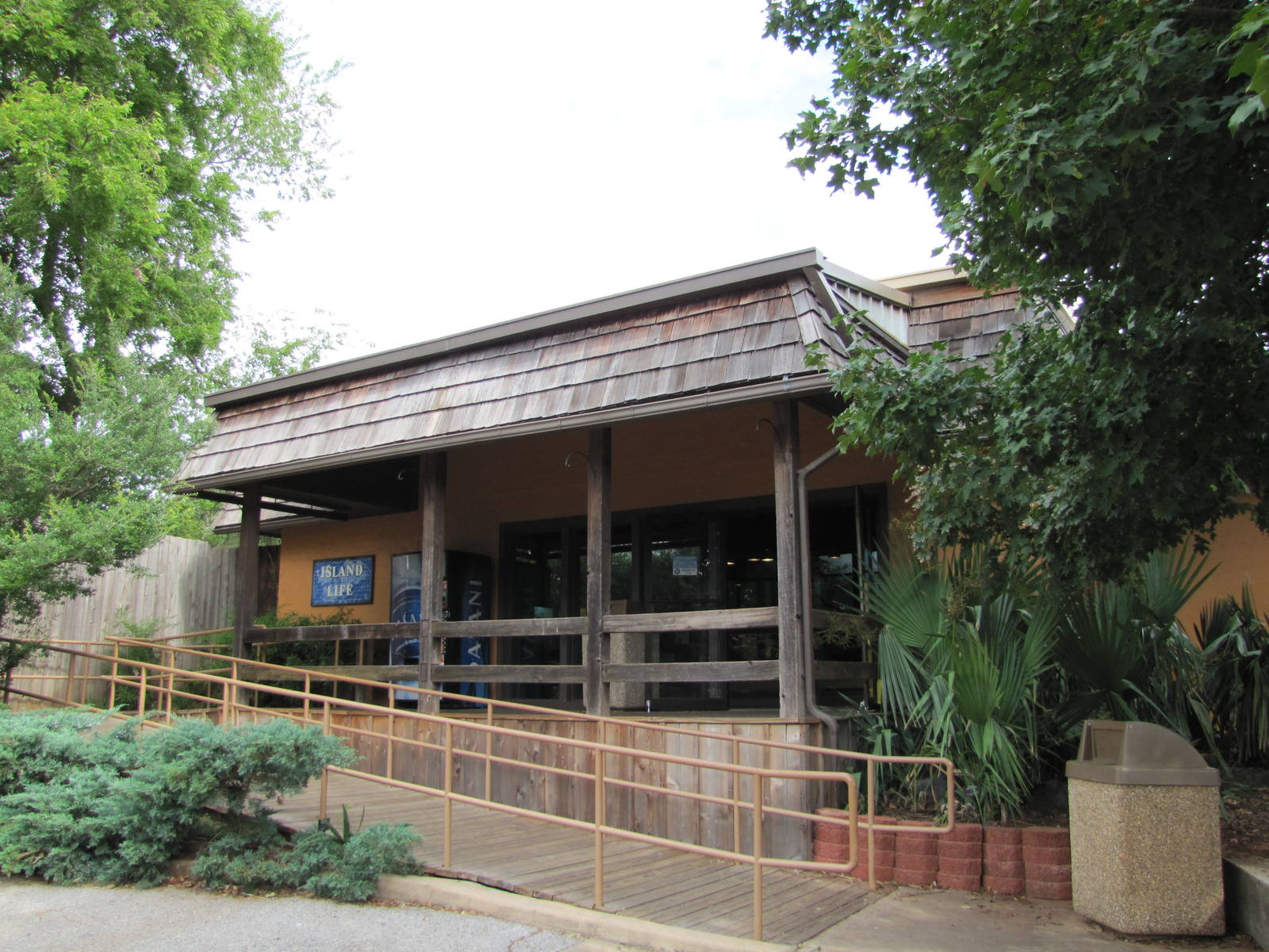 Oklahoma City Zoo 2010 - Front of Island Life building