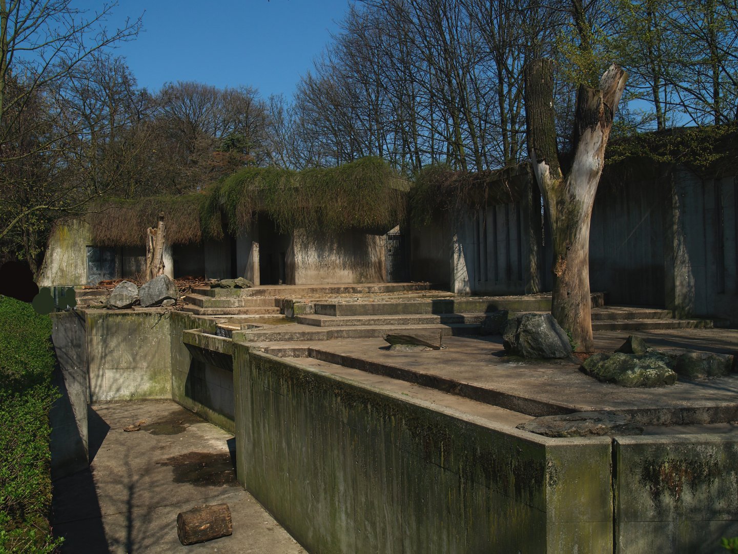 Old concrete Kodiak bear exhibit (Now replaced by modern bear exhibit), 2007-04-01