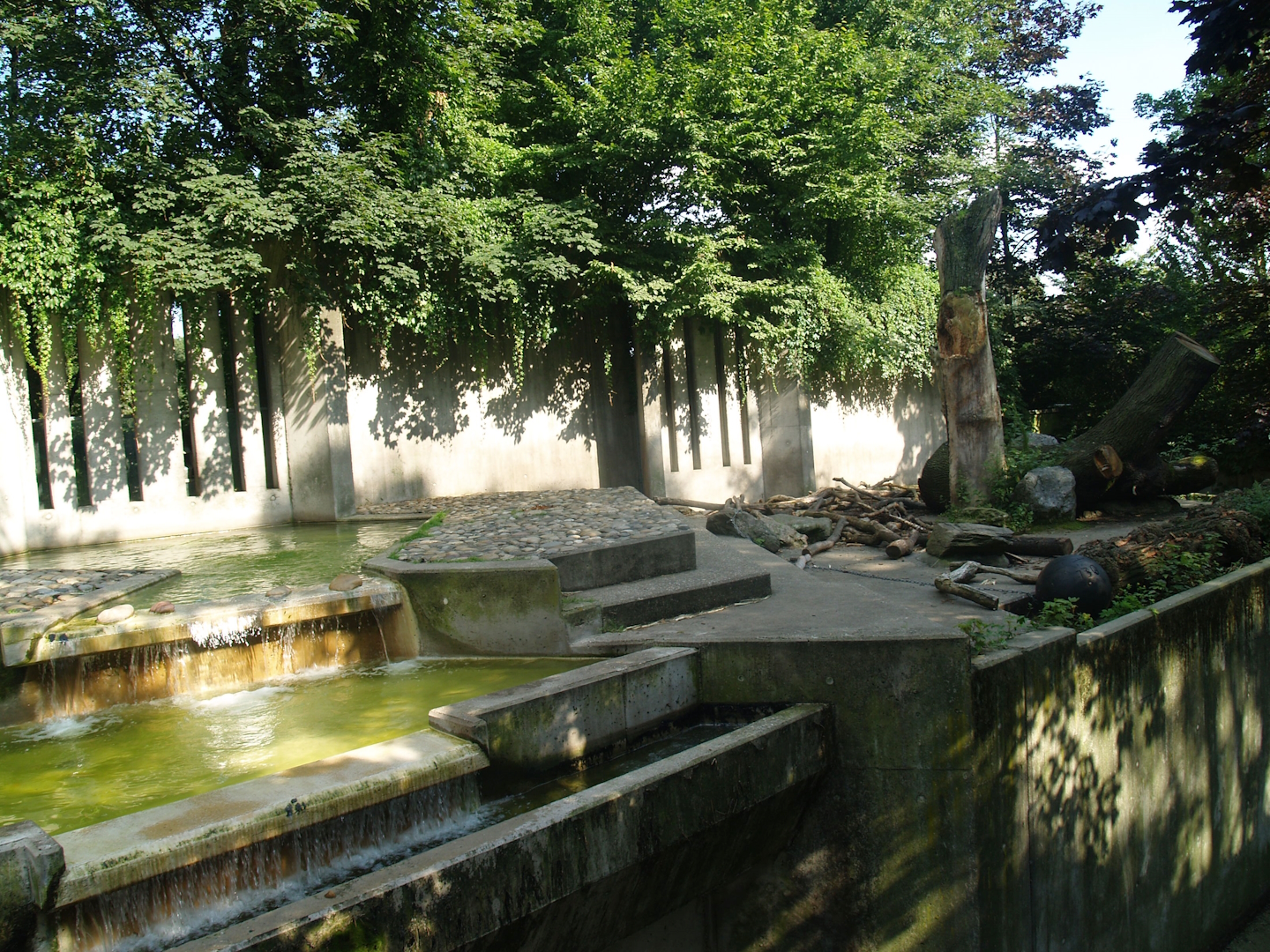 Old concrete Kodiak bear exhibit (Now replaced by modern bear exhibit), 2008-08-06