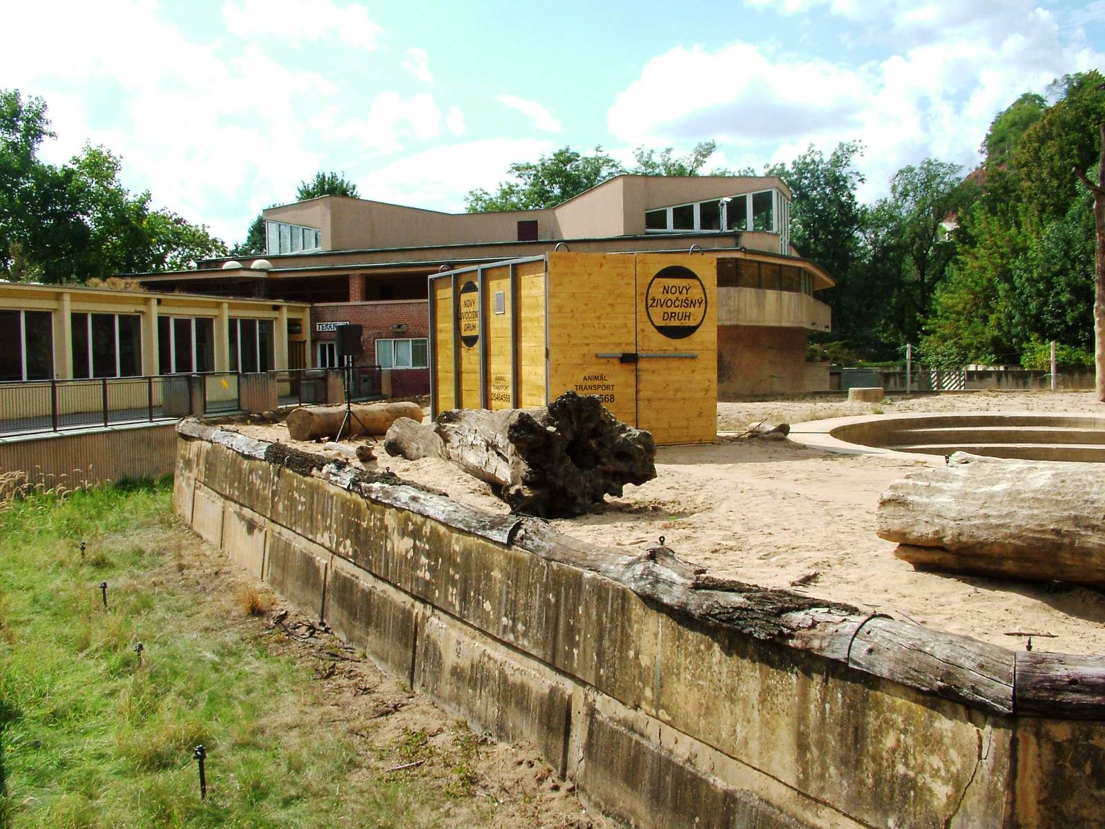 Old Elephant Exhibit at Prague, 25/08/12