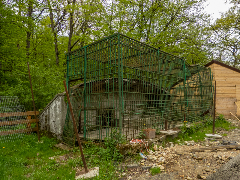 old enclosure - empty