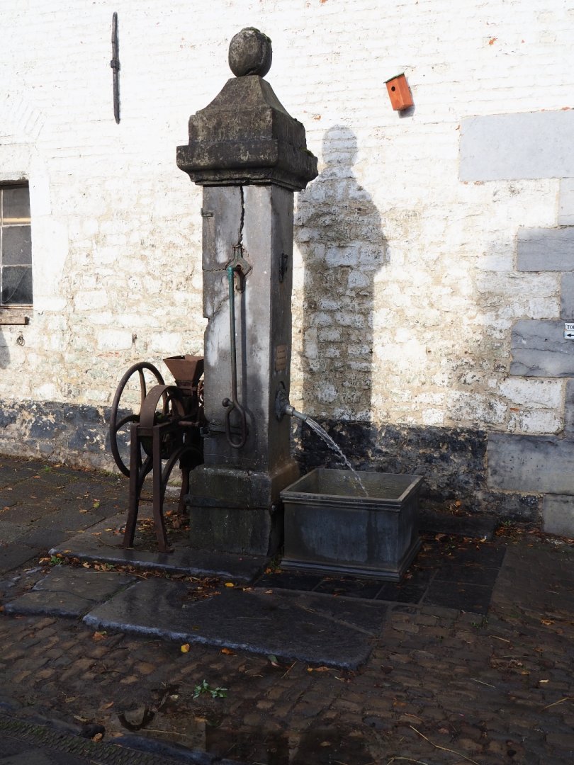 Old farm water pump, 2019-10-04