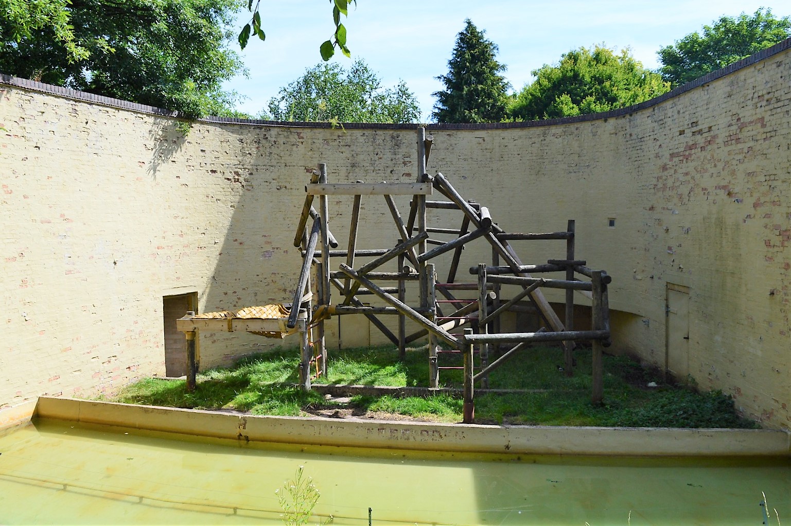 Old orang outdoor area.