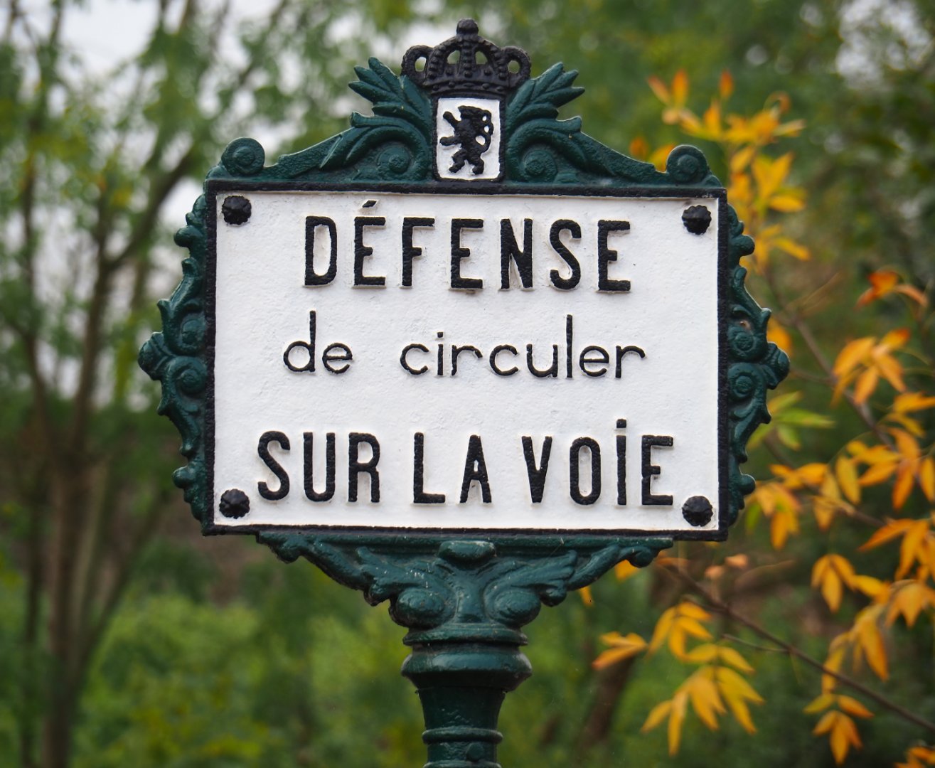 Old-school sign Do not walk on the train tracks, 2019-10-04