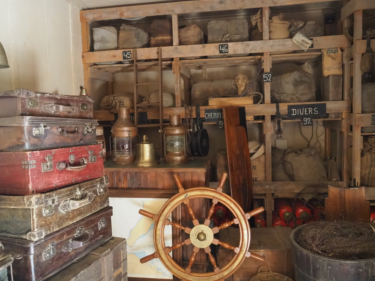 Old ship cargo hold theming in the Mersus Emergo, 2021-09-03