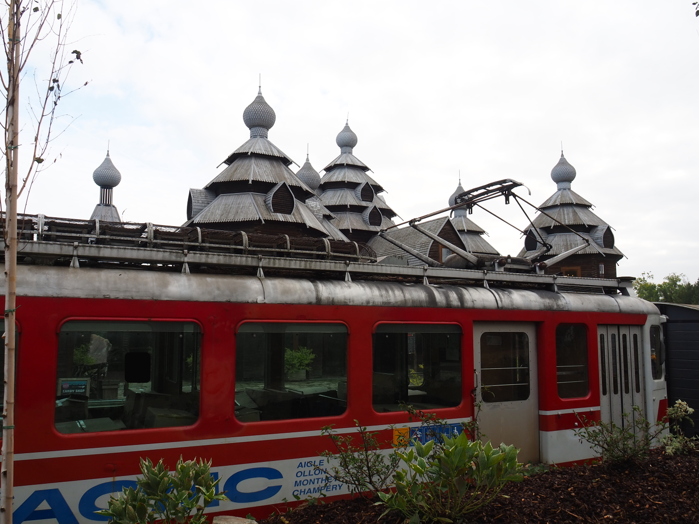 Old Swiss train car and Russian restaurant building, 2019-10-04