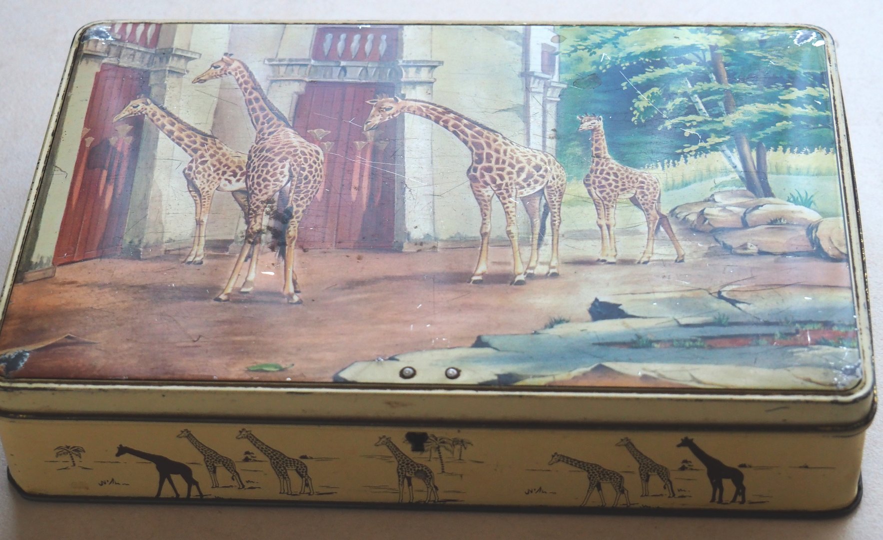 Old tin box with design inspired by Zoo Antwerpen