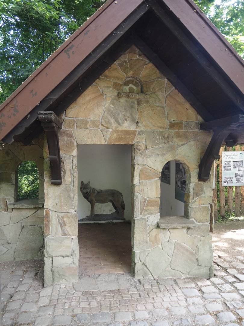 Old wolf house with zoo history signage, 2025-05-22