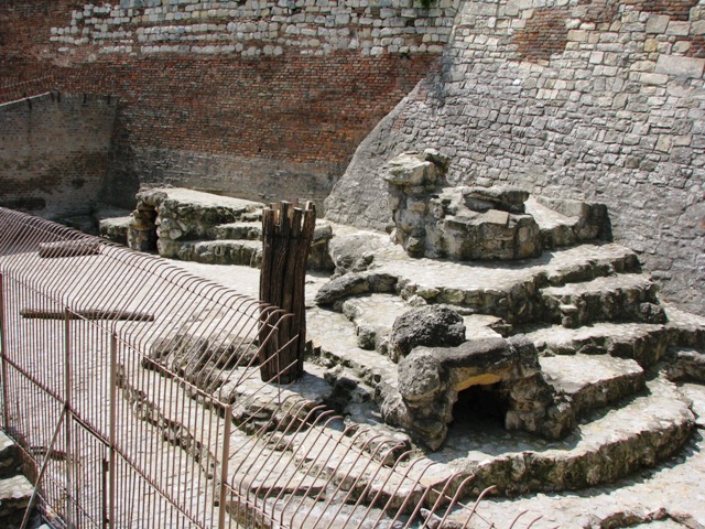 Old_lion_enclosure