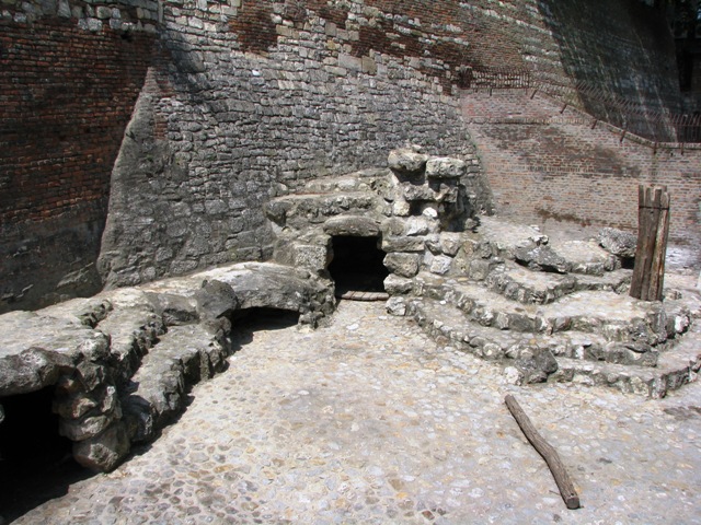 Old_lion_enclosure1