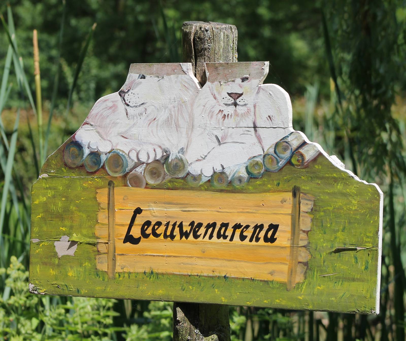 Older sign White lion area