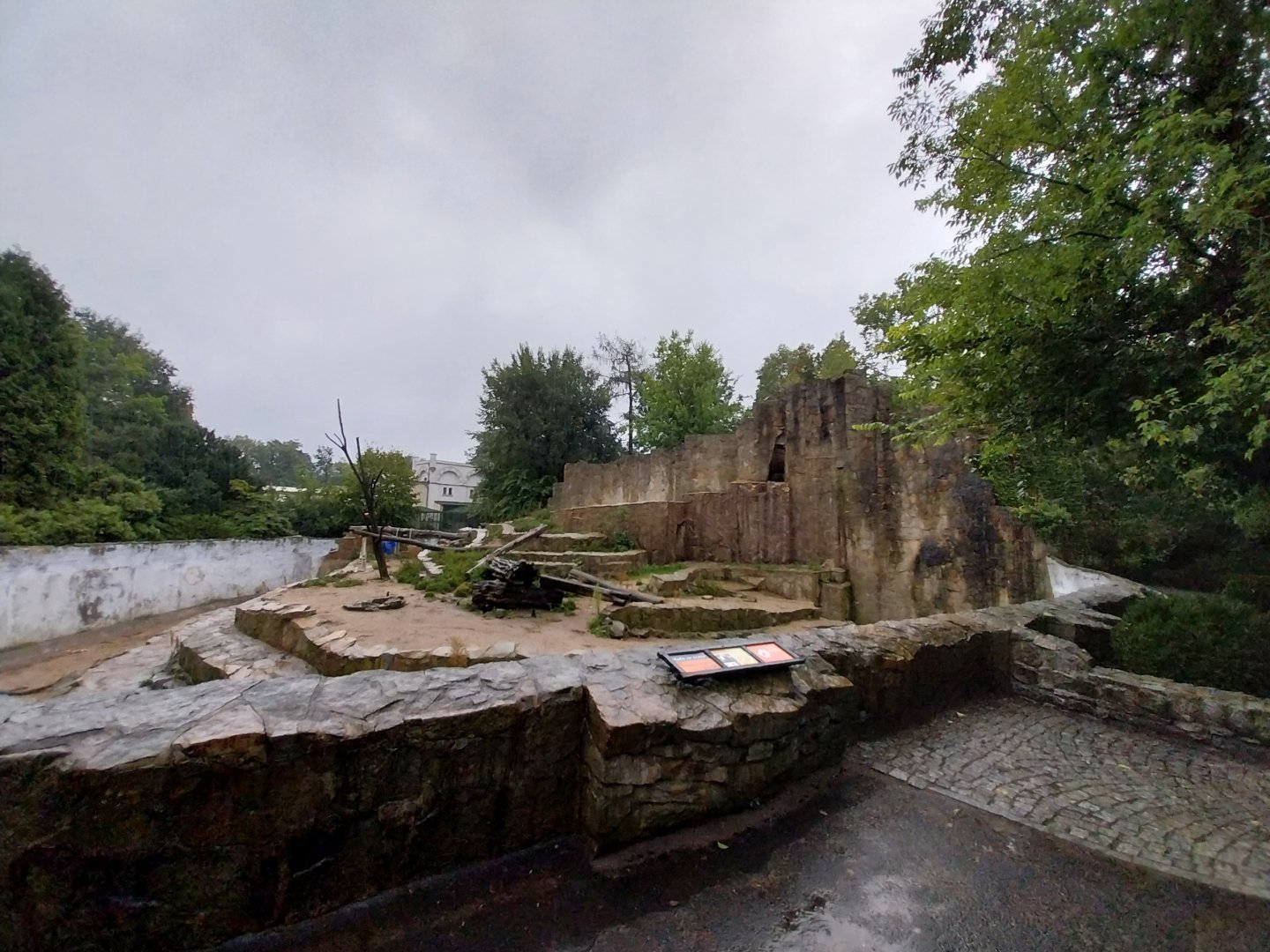 Oliva baboon enclosure