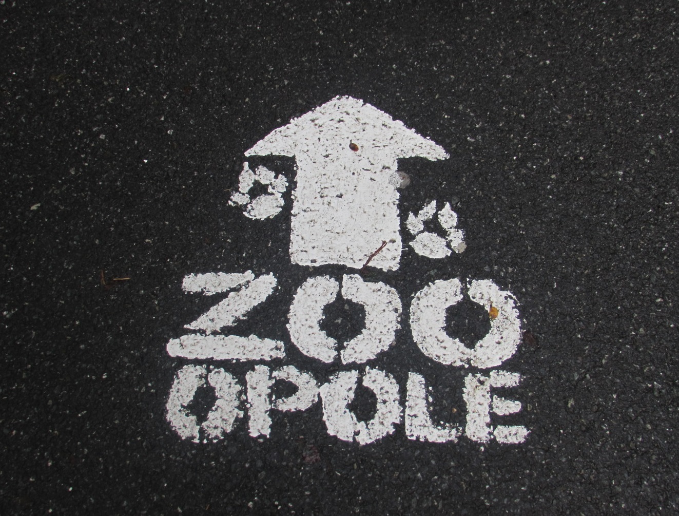 On the way to the zoo - Sign on the park alley