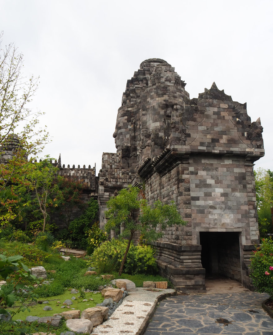 One of the entrances to the white tiger temple, 2022-09-15