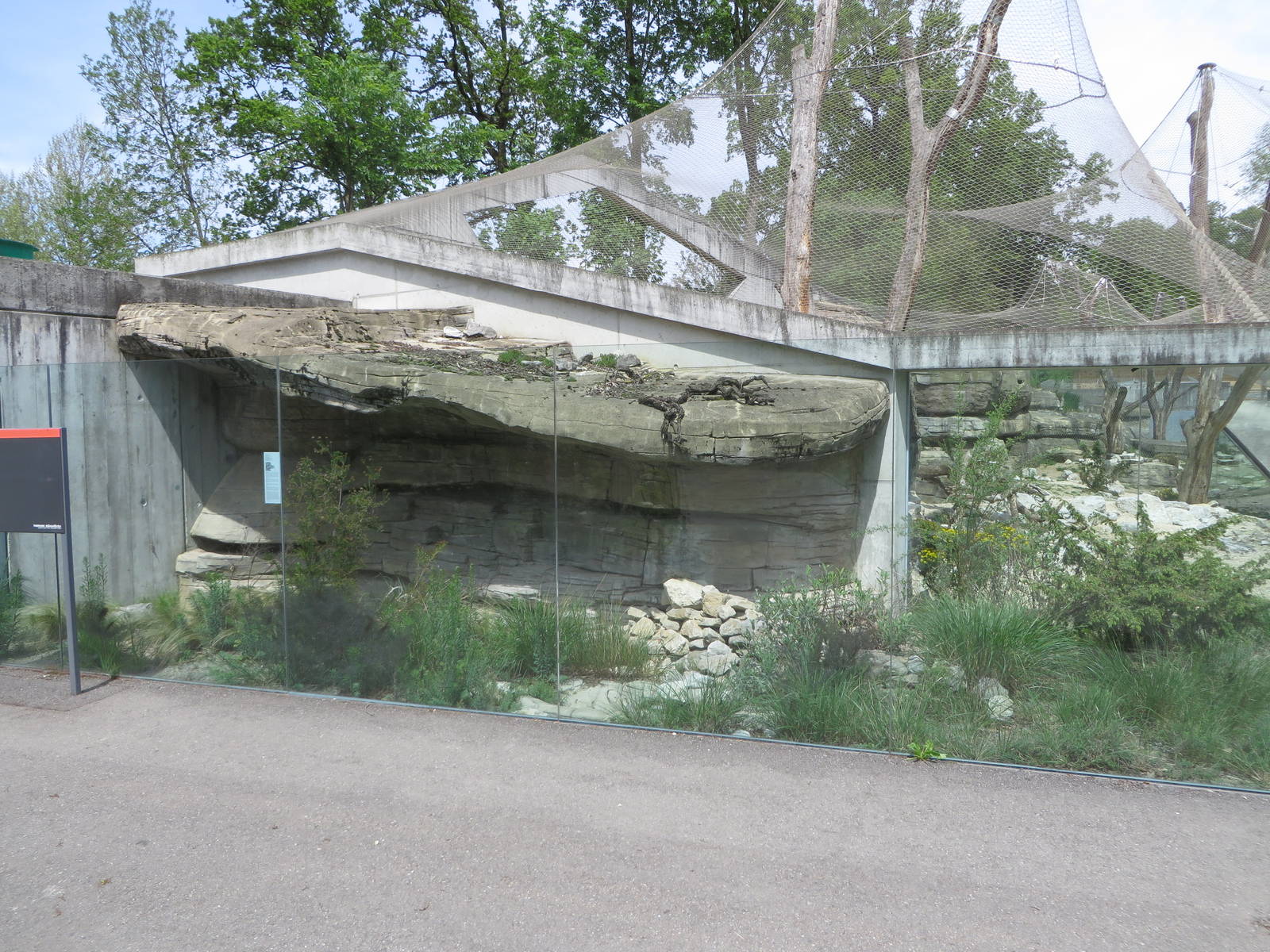 Open-topped viper enclosure