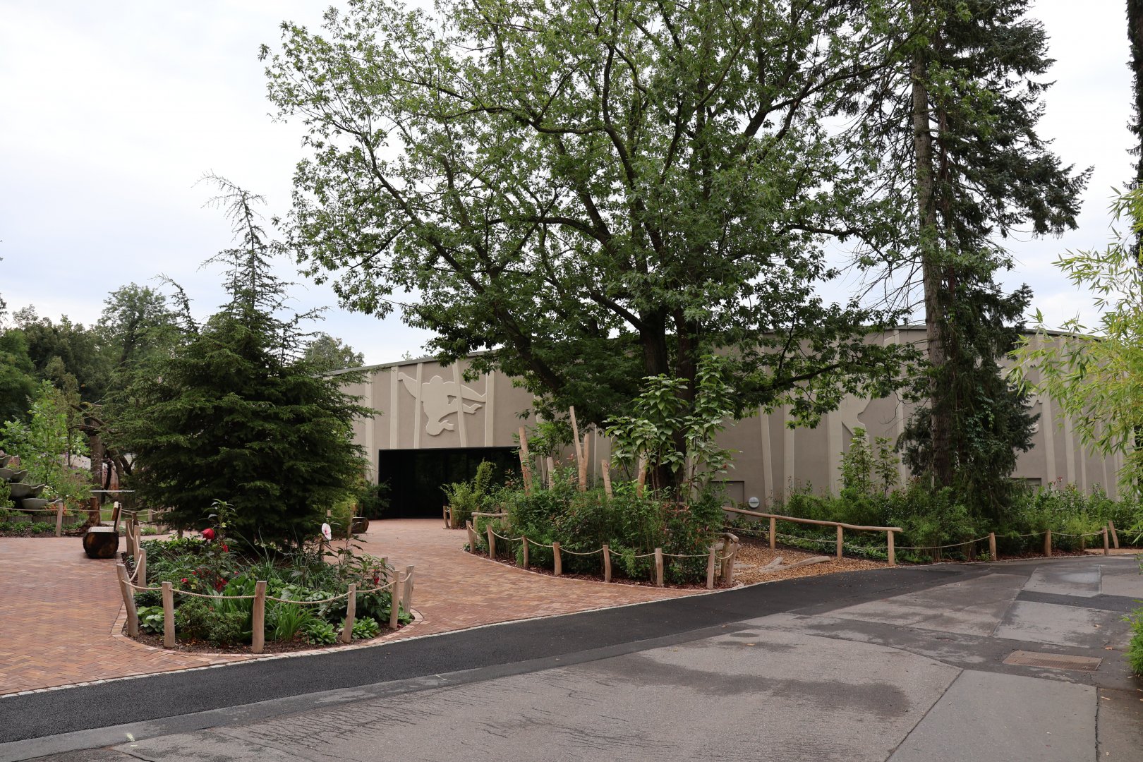 Orang-Utan Haus - Seen from vulture aviary