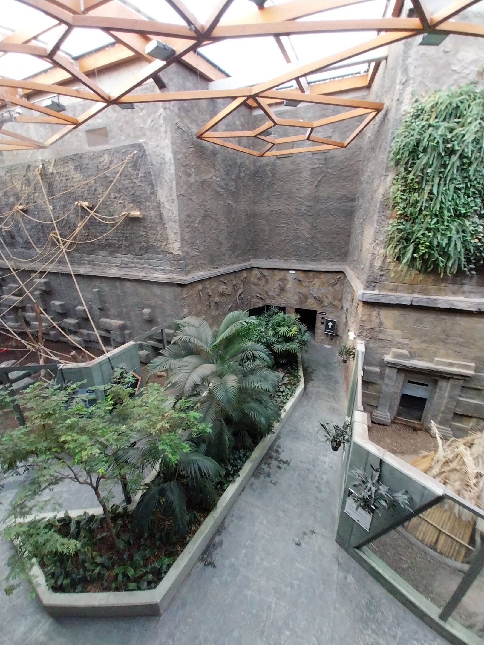 Orientarium - Temple hall - Midsection with entrance