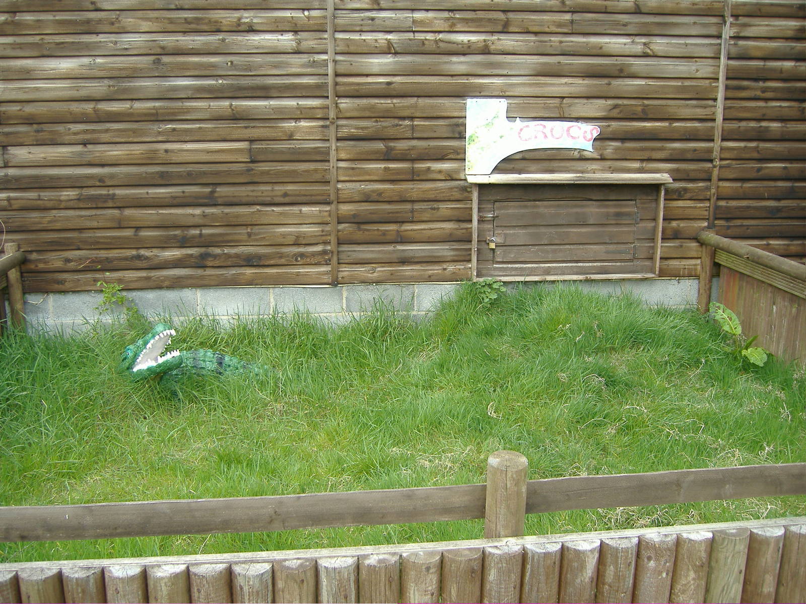 Outdoor crocodile pen Animalarium