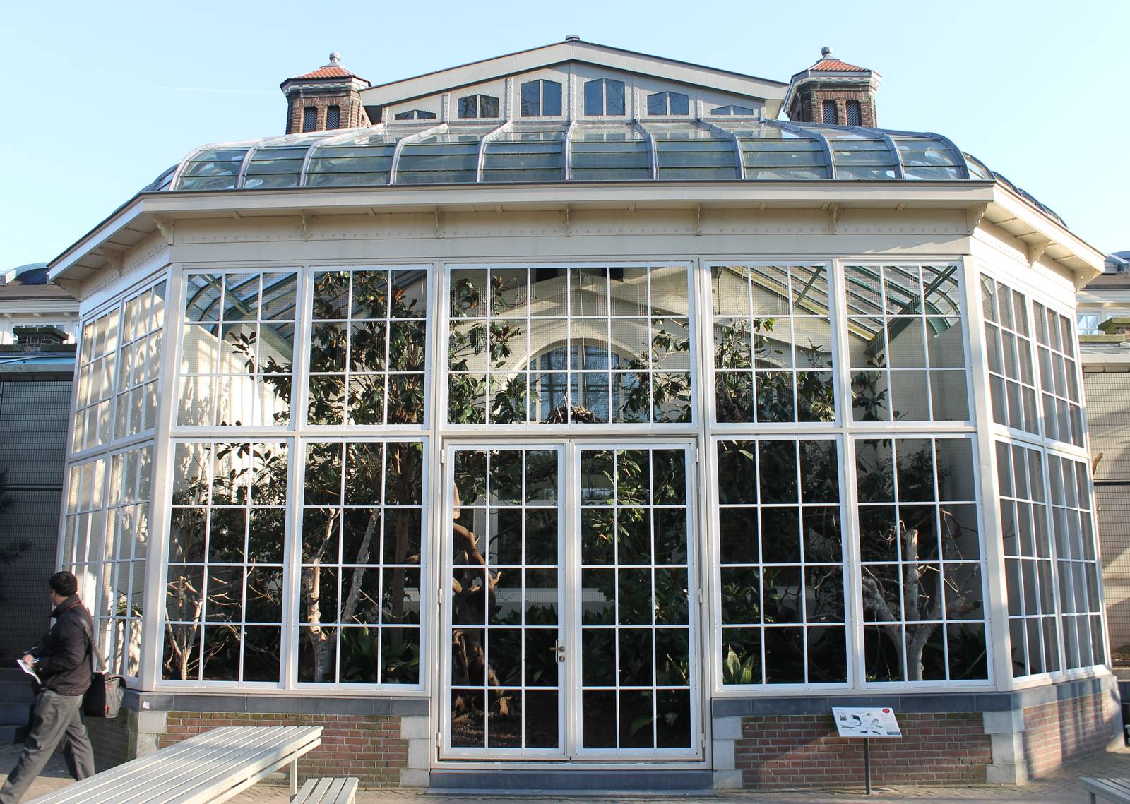 Outdoor enclosure Monkey house - and a ZooChatter